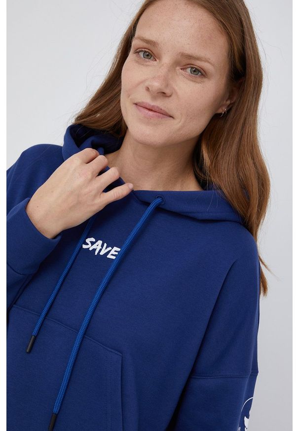 Save The Duck - Bluza. Okazja: na co dzień. Typ kołnierza: kaptur. Kolor: niebieski. Materiał: dzianina. Wzór: nadruk. Styl: casual
