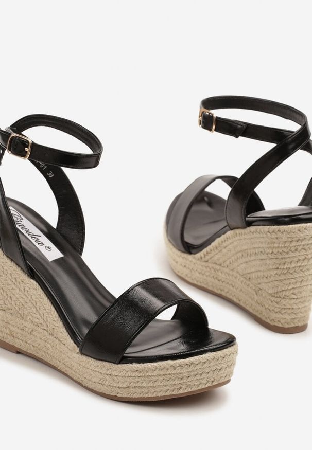 Renee - Czarne Sandały w Stylu Boho na Plecionym Koturnie Tenarea. Okazja: na co dzień, na plażę, na spacer. Nosek buta: otwarty. Zapięcie: pasek. Kolor: czarny. Obcas: na koturnie. Styl: boho