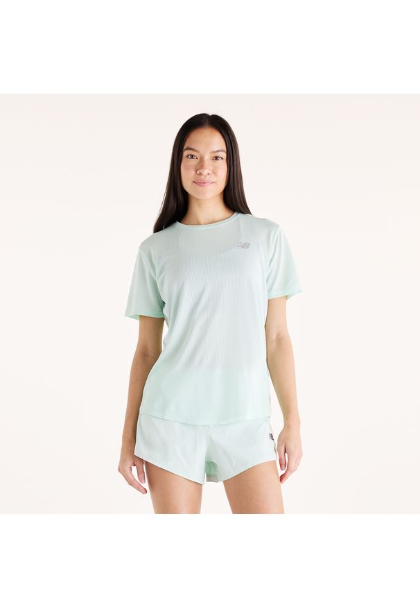 Koszulka damska New Balance WT41253AB8 – miętowa. Kolor: miętowy. Materiał: poliester. Długość rękawa: krótki rękaw. Długość: krótkie. Sport: fitness
