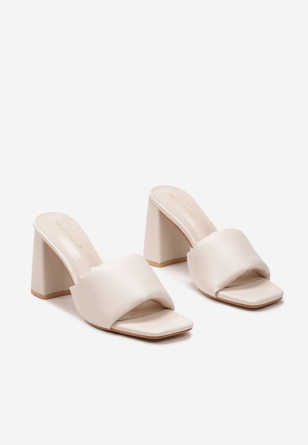 Renee - Beżowe Klapki na Geometrycznym Słupku z Szerokim Paskiem Willara. Okazja: na co dzień. Kolor: beżowy. Materiał: jeans. Wzór: geometria. Obcas: na słupku. Styl: casual
