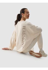 4f - 4F Bluza dresowa oversize nierozpinana bez kaptura damska - kremowa XXL. Okazja: na co dzień. Typ kołnierza: bez kaptura. Kolor: beżowy. Materiał: dresówka. Wzór: gładki, nadruk, ze splotem. Styl: sportowy, klasyczny, casual