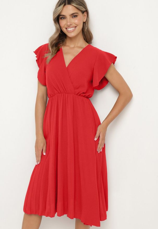 Born2be - Czerwona Plisowana Sukienka z Kopertowym Dekoltem i Gumką w Talii Waretta. Typ kołnierza: dekolt kopertowy. Kolor: czerwony. Typ sukienki: kopertowe. Styl: elegancki