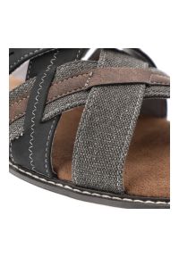 Czarne Klapki Wrangler Modne Obuwie Męskie. Okazja: na co dzień, na spacer. Kolor: czarny. Materiał: skóra, syntetyk. Wzór: paski. Sezon: lato. Styl: wakacyjny, elegancki, casual