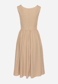 Born2be - Beżowa Klasyczna Rozkloszowana Sukienka Vices Tolissela. Okazja: na co dzień. Kolor: beżowy. Wzór: aplikacja, gładki. Styl: klasyczny #2
