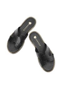 Czarne Klapki Armodo Modne Buty Damskie. Kolor: czarny. Sezon: lato. Obcas: na obcasie. Styl: klasyczny. Wysokość obcasa: niski #5