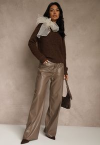 Renee - Brązowy Sweter z Dodatkiem Wełny Ozdobiony przy Szyi Wiązaniem Tusmele. Kolor: brązowy. Materiał: wełna. Wzór: aplikacja. Styl: elegancki #2