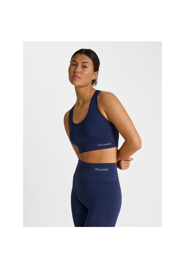 Stanik fitness cardio Hummel hmltif. Kolor: fioletowy, niebieski, wielokolorowy. Materiał: materiał. Sport: fitness