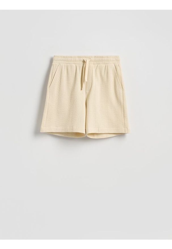 Reserved - Strukturalne szorty regular - beżowy. Kolor: beżowy. Materiał: bawełna, dzianina