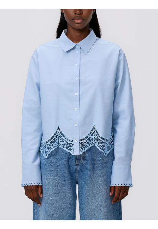 Reserved - Koszula z ażurowym dołem - jasnoniebieski. Kolor: niebieski. Materiał: tkanina, bawełna. Wzór: ażurowy