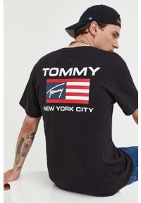 Tommy Jeans t-shirt bawełniany kolor czarny wzorzysty. Kolor: czarny. Materiał: bawełna. Długość rękawa: krótki rękaw. Długość: krótkie. Styl: klasyczny