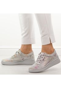 Szare mix ażurowe skórzane półbuty damskie Vinceza 79603. Okazja: na spacer, na co dzień. Kolor: szary. Materiał: skóra. Szerokość cholewki: normalna. Wzór: ażurowy. Sezon: wiosna, jesień, lato. Styl: casual, elegancki, klasyczny #1