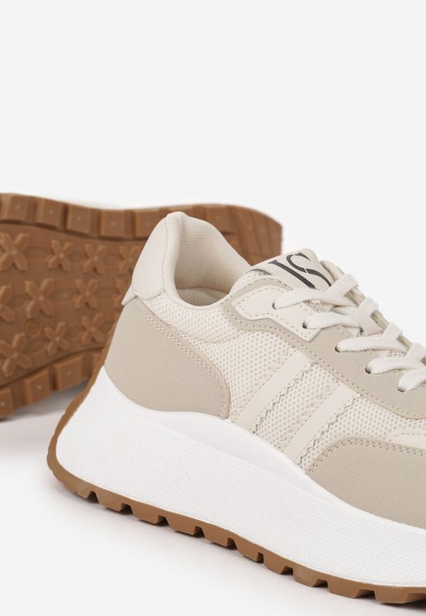 Renee - Beżowe Sznurowane Sneakersy Vices na Platformie z Ozdobnymi Paskami Seliniel. Nosek buta: okrągły. Zapięcie: pasek. Kolor: beżowy. Materiał: jeans. Wzór: paski. Obcas: na platformie