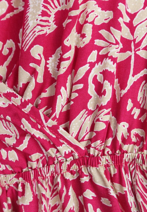 Renee - Fuksjowa Sukienka z Bawełny o Rozkloszowanym Kroju Ozdobiona Falbanami i Gumką w Talii Neliaura. Okazja: na imprezę, na co dzień. Typ kołnierza: dekolt w kształcie V. Kolor: różowy. Materiał: bawełna. Wzór: aplikacja. Sezon: lato. Typ sukienki: rozkloszowane, proste. Styl: casual, elegancki