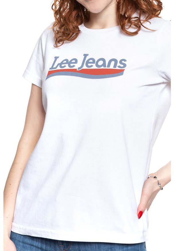 Lee - LEE T SHIRT DAMSKI CREW NECK TEE BRIGHT WHITE L41LETLJ 112109060. Okazja: na uczelnię. Materiał: materiał, bawełna, jeans, denim. Długość rękawa: krótki rękaw. Długość: krótkie. Wzór: nadruk, napisy, kolorowy. Sezon: lato. Styl: sportowy, klasyczny
