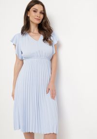 Born2be - Jasnoniebieska Sukienka Rozkloszowana Midi z Plisowanym Dołem Sabara. Okazja: na co dzień. Kolor: niebieski. Materiał: skóra. Styl: casual. Długość: midi #7