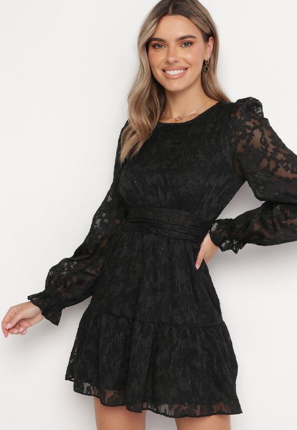 Born2be - Czarna Sukienka Mini z Tkaniny Plumeti i Falbanką Coucile. Okazja: na co dzień, na imprezę, na spacer. Typ kołnierza: kołnierz z falbankami. Kolor: czarny. Wzór: aplikacja. Materiał: tkanina. Długość rękawa: długi rękaw. Sezon: lato. Styl: casual, klasyczny. Długość: mini