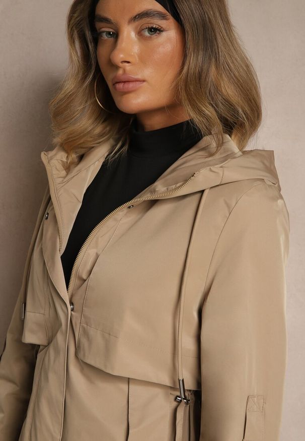 Renee - Ciemnobeżowa Kurtka Typu Parka z Kapturem o Klasycznym Kroju Tulania. Okazja: na co dzień, na spacer. Typ kołnierza: kaptur. Kolor: beżowy. Materiał: jeans. Styl: klasyczny
