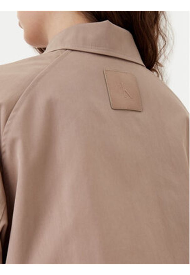 Calvin Klein Jeans Trencz J20J224713 Beżowy Regular Fit. Kolor: beżowy. Materiał: syntetyk