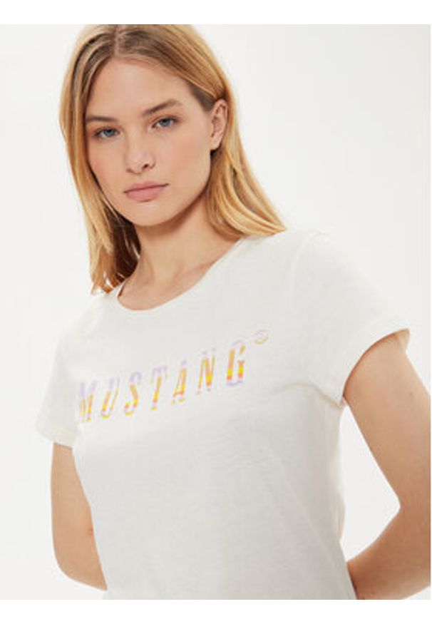 Mustang T-Shirt Loa 1015177 Écru Slim Fit. Materiał: bawełna