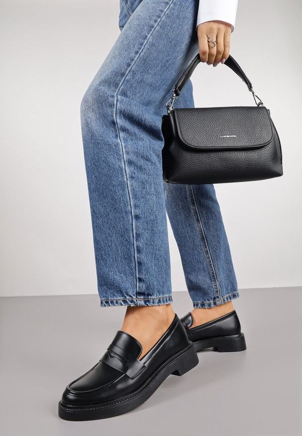 Renee - Czarne Mokasyny Vices Ozdobione Przeszyciami Racce. Okazja: na co dzień. Kolor: czarny. Materiał: jeans. Wzór: aplikacja. Styl: klasyczny, wizytowy, casual, elegancki