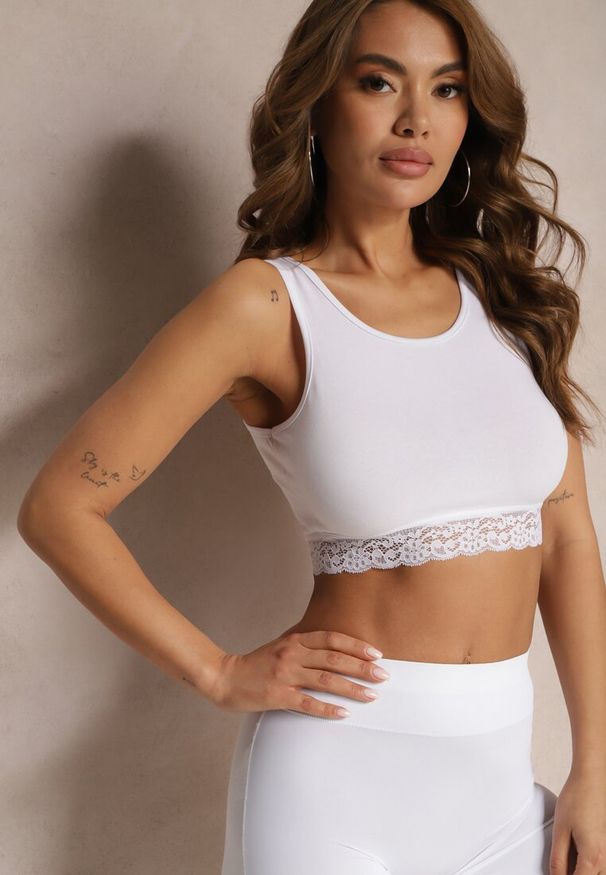 Renee - Biały Top z Bawełny z Koronką na Dole Lussa. Okazja: na co dzień. Kolor: biały. Materiał: bawełna, koronka. Wzór: koronka. Styl: casual