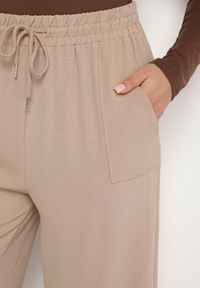 Born2be - Ciemnobeżowe Spodnie z Wiskozą o Szerokim Kroju ze Ściągaczem w Talii Lavirre. Okazja: na co dzień. Kolor: beżowy. Materiał: wiskoza. Styl: klasyczny, wizytowy, casual