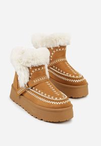 Renee - Jasnobrązowe Śniegowce na Platformie z Futerkiem i Haftowanym Wzorem Celatusa. Okazja: na co dzień. Kolor: brązowy. Materiał: futro. Wzór: haft. Sezon: zima. Obcas: na platformie. Styl: casual #7