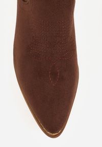 Renee - Brązowe Botki Kowbojki Vices na Słupku z Ażurową Cholewką Elfedi. Okazja: na co dzień. Kolor: brązowy. Materiał: skóra, jeans. Szerokość cholewki: normalna. Wzór: ażurowy. Obcas: na słupku. Styl: casual, elegancki. Wysokość obcasa: średni #6