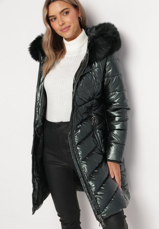 Born2be - Ciemnozielona Metaliczna Kurtka Pikowana z Kapturem Eclaris. Okazja: na co dzień. Typ kołnierza: kaptur. Kolor: zielony. Materiał: futro, jeans. Długość rękawa: długi rękaw. Długość: długie. Wzór: aplikacja. Styl: casual, elegancki