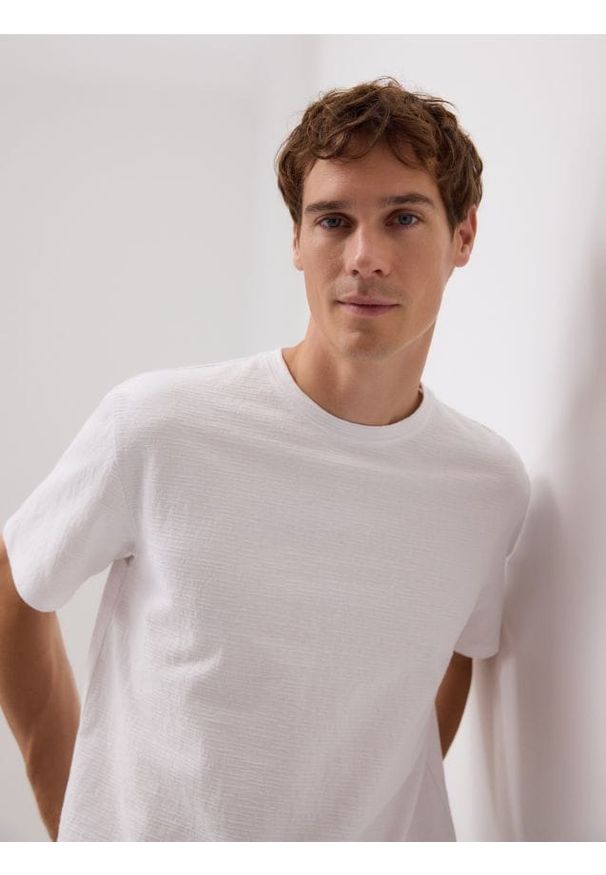 Reserved - Strukturalny t-shirt comfort fit - biały. Kolor: biały. Materiał: bawełna, dzianina