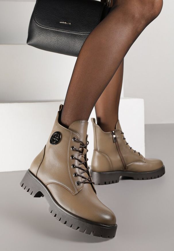 Renee - Ciemnobeżowe Botki Potocki Workery z Geometryczną Ozdobą Firiselle. Okazja: na co dzień. Kolor: beżowy. Wzór: geometria, aplikacja. Styl: casual, street