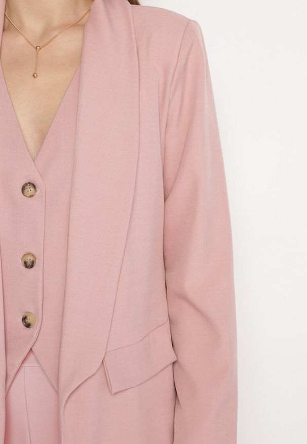 Born2be - Różowa Niezapinana Marynarka z Klapami Imitującymi Kieszonki Asandra. Okazja: na imprezę, do pracy. Kolor: różowy. Styl: elegancki