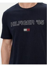 TOMMY HILFIGER - Tommy Hilfiger T-Shirt 85' MW0MW34427 Granatowy Regular Fit. Kolor: niebieski. Materiał: bawełna #4