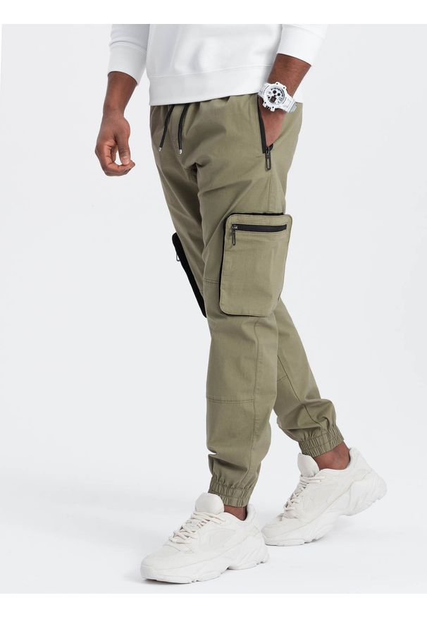 Ombre Clothing - Męskie spodnie JOGGERY z zapinanymi kieszeniami cargo - jasnooliwkowe V1. Kolor: oliwkowy. Materiał: bawełna, elastan, tkanina, guma. Wzór: nadruk