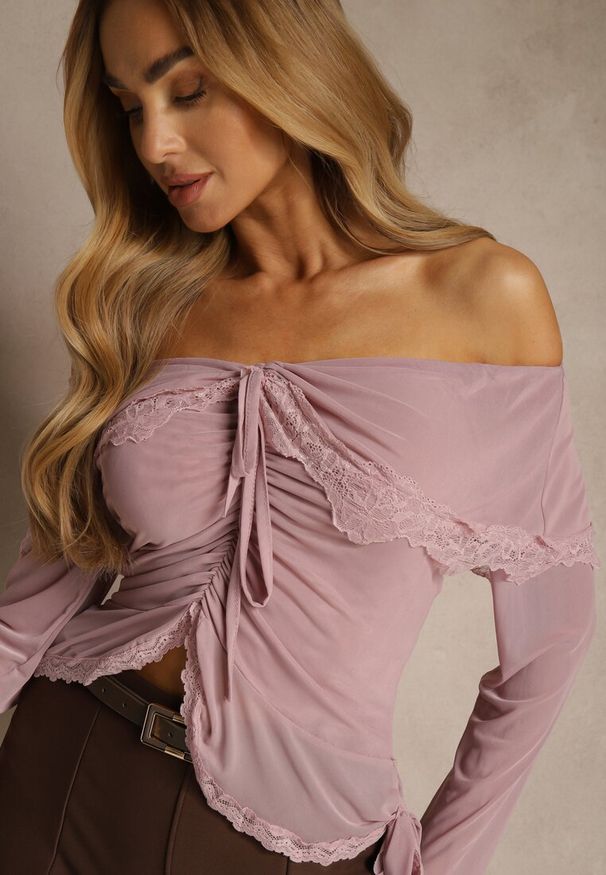 Renee - Różowa Bluzka Off Shoulder z Falbankami z Siateczki z Bawełny i Wiskozy Fenisella. Typ kołnierza: kołnierz z falbankami. Kolor: różowy. Materiał: wiskoza, bawełna. Styl: elegancki, glamour