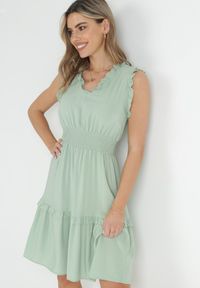 Born2be - Miętowa Sukienka z Falbankami i Marszczoną Gumką w Pasie z Wiskozy Falirina. Typ kołnierza: kołnierz z falbankami. Kolor: miętowy. Materiał: wiskoza. Wzór: aplikacja #1