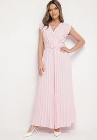 Born2be - Różowy Kombinezon o Kopertowym Kroju z Plisami i Paskiem w Talii Salivania. Okazja: na wesele, na studniówkę, na imprezę, na ślub cywilny. Kolor: różowy. Styl: elegancki, klasyczny #1