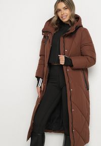 Born2be - Brązowa Pikowana Kurtka o Długim Pudełkowym Kroju z Kapturem i Kieszeniami Attesina. Okazja: na co dzień. Typ kołnierza: kaptur. Kolor: brązowy. Materiał: wełna, jeans. Długość: długie. Sezon: zima. Styl: casual, elegancki, klasyczny #2