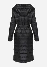 Born2be - Czarna Kurtka Płaszcz z Szerokim Kołnierzem i Kapturem Wiązana w Pasie Feku. Kolor: czarny. Materiał: materiał. Długość: długie. Sezon: zima. Styl: klasyczny, elegancki #2