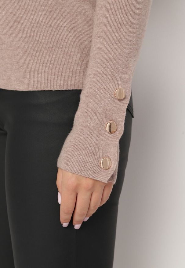 Born2be - Beżowy Sweter z Dekoltem V i Ozdobnymi Guzikami na Rękawach Atterisa. Okazja: na co dzień. Typ kołnierza: dekolt w kształcie V. Kolor: beżowy. Materiał: jeans. Długość rękawa: długi rękaw. Długość: długie. Wzór: aplikacja. Styl: casual