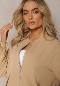 Renee - Beżowa Bluza Typu Bomberka z Suwakiem i Kieszeniami na Klapki Pleoria. Kolekcja: plus size. Kolor: beżowy #4