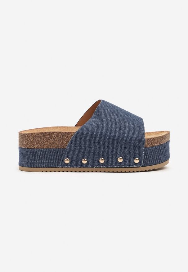 Born2be - Ciemnoniebieskie Jeansowe Klapki na Platformie Zdobione Nitami Frolritia. Okazja: na co dzień. Kolor: niebieski. Materiał: jeans. Wzór: aplikacja. Obcas: na platformie. Styl: casual, elegancki