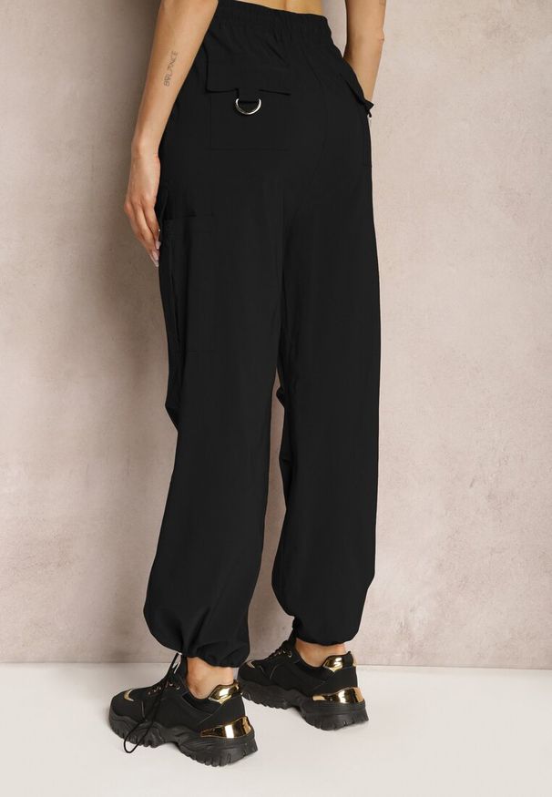 Renee - Czarne Szerokie Spodnie High Waist w Stylu Bojówek Wykończone Gumką w Talii Ellcara. Okazja: na co dzień. Stan: podwyższony. Kolor: czarny. Materiał: satyna. Wzór: moro. Styl: wizytowy, casual, sportowy, elegancki, militarny