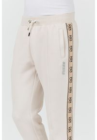 Guess - GUESS Beżowe spodnie Mickey Cuff Pant. Kolor: beżowy