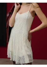 Sinsay - Koronkowa sukienka mini - kremowy. Kolor: kremowy. Materiał: koronka. Długość: mini #1