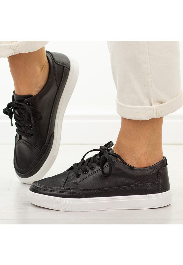 Czarne skórzane półbuty damskie Sergio Leone sp016. Okazja: na spacer, na co dzień. Kolor: czarny. Materiał: skóra. Szerokość cholewki: normalna. Sezon: wiosna, jesień, lato. Styl: casual, elegancki, klasyczny