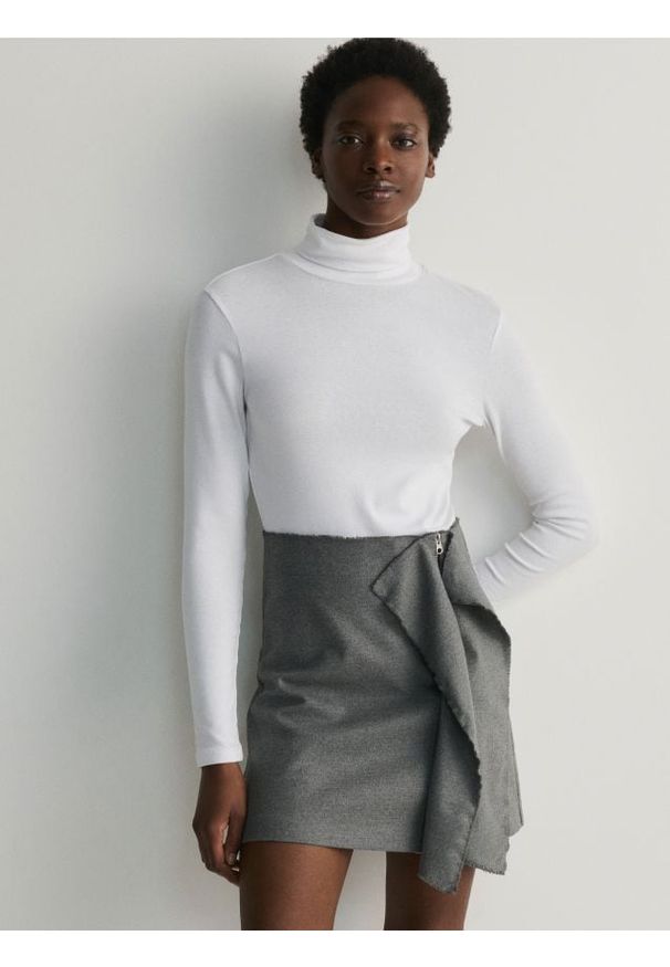 Reserved - Spódnica mini z ozdobnymi fałdami - jasnoszary. Kolor: szary. Materiał: wiskoza, tkanina. Wzór: gładki