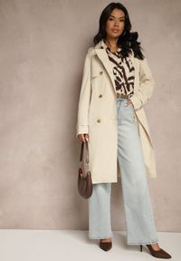 Renee - Beżowy Dwurzędowy Płaszcz Trencz z Paskiem i Elegancką Klapą Fireti. Okazja: na spotkanie biznesowe, na co dzień. Kolor: beżowy. Materiał: jeans. Długość rękawa: długi rękaw. Długość: długie. Styl: elegancki #4