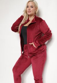 Born2be - Bordowy Welurowy Komplet Dresowy z Bluzą ze Stójką i Spodniami z Gumką w Pasie Fezira. Kolekcja: plus size. Kolor: czerwony. Materiał: dresówka, welur