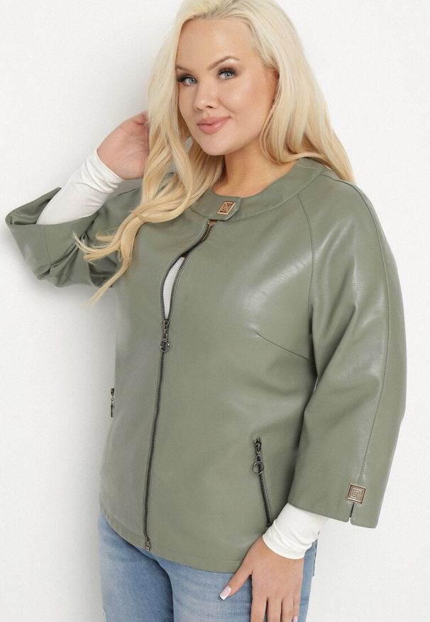 Born2be - Jasnozielona Gładka Kurtka Ramoneska z Rękawem 3/4 Mirseli. Okazja: na co dzień. Kolor: zielony. Materiał: jeans. Wzór: gładki. Styl: klasyczny, elegancki, casual